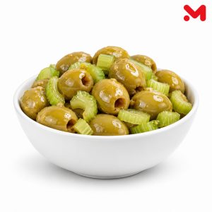 سلطة زيتون وكرفس بزيت الزيتون